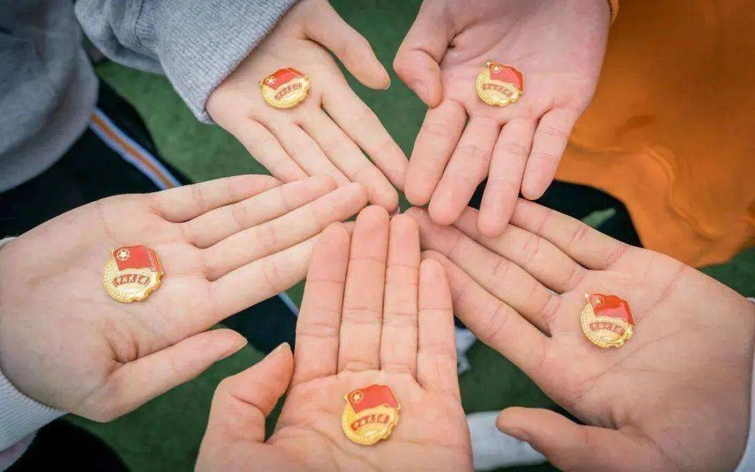 合个影"团团发起中国共产主义青年团成立100周年为69庆祝青春正当时