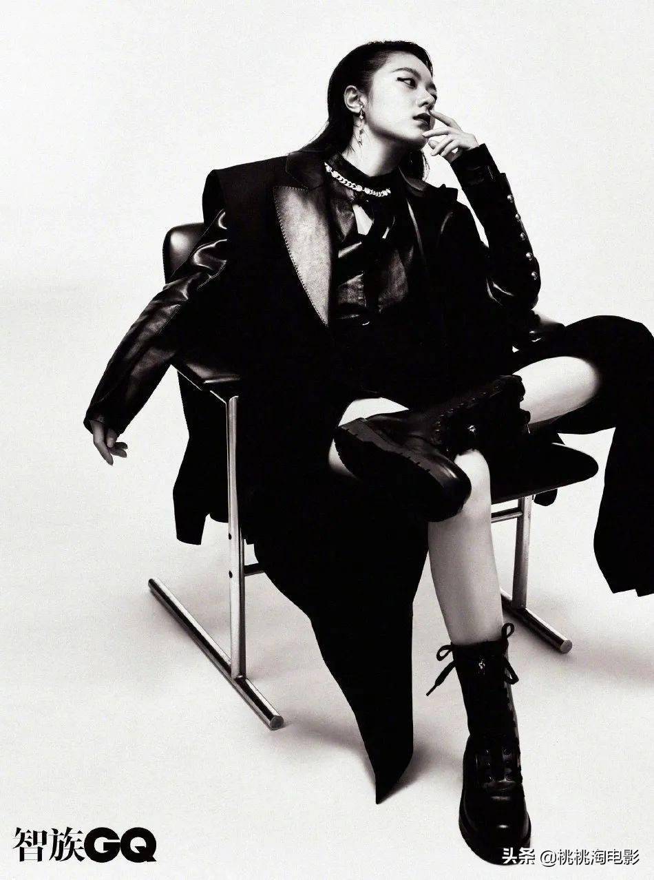 00后小花赵今麦gq黑白风格写真大片变身摇滚酷女孩