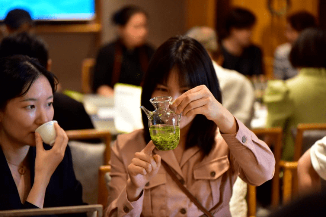 茶为国饮华巨臣武汉茶博会湖北全民饮茶日系列活动走进润邦茶业