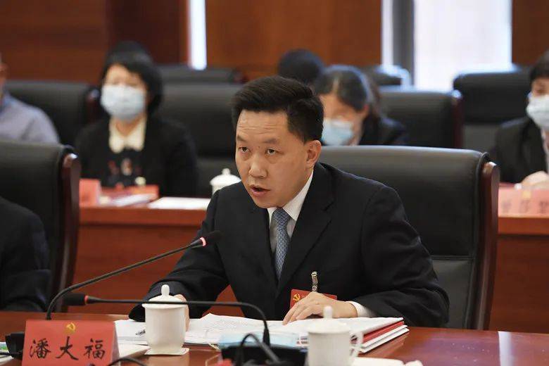 潘大福代表说,十二届省委报告是一篇坚决拥戴核心,坚定紧跟核心的政治