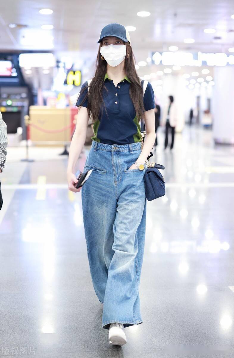 街拍:宋妍霏阔腿牛仔裤搭配短袖t恤,运动风满满_机场_北京_宋妍霏