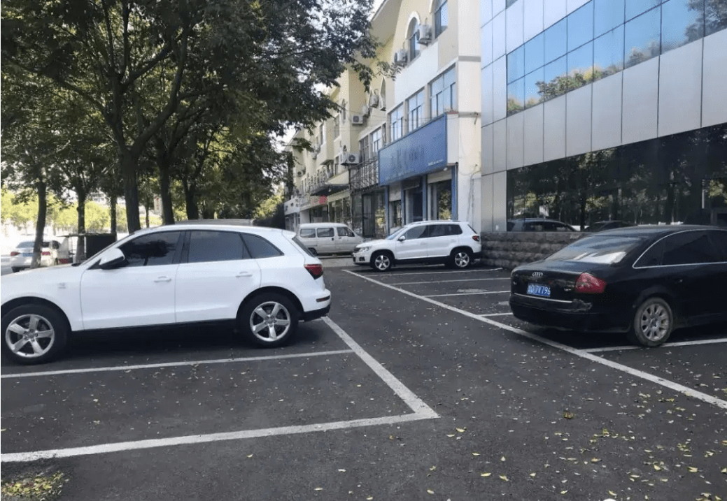 汽车在停车位还会被贴条因这四种情况被罚找谁辩解都没用