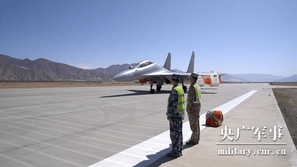 海拔3800米西部战区空军某高原场站持续进行飞行保障任务