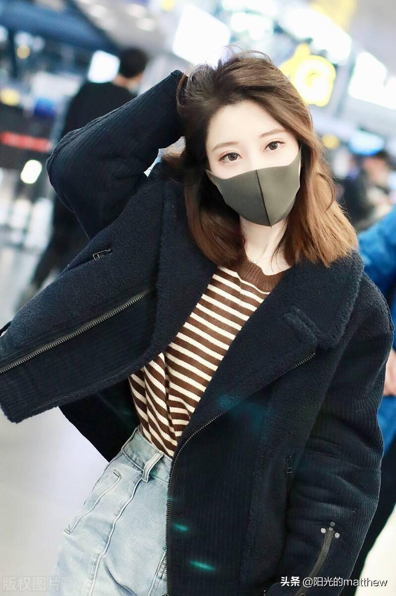 街拍:冯提莫毛呢外套 咖啡色条纹t恤 牛仔裤休闲随意_机场_北京_提莫