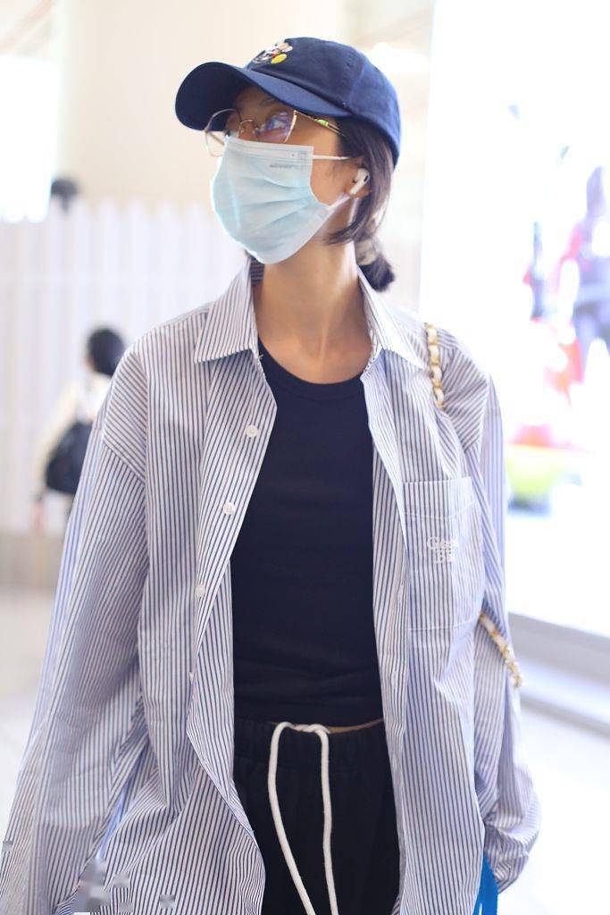 周雨彤穿蓝白条纹衬衫内搭黑t戴藏蓝棒球帽清爽休闲