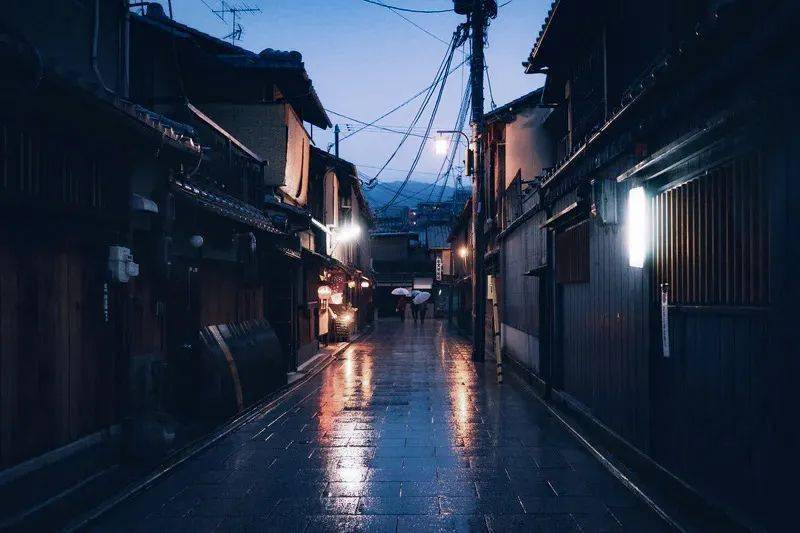 夜深读她彷徨在这寂寥的雨巷