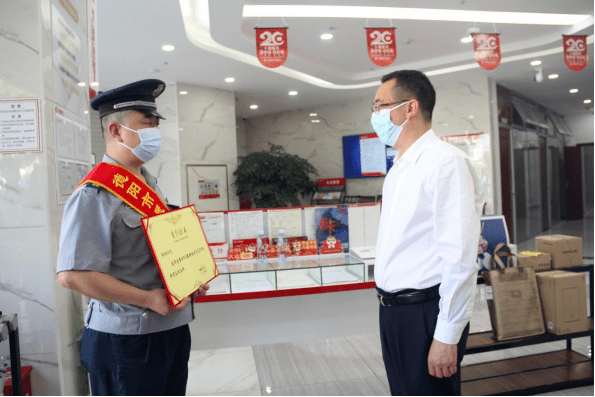 市委副书记罗文全看望慰问最美新就业形态劳动者和疫情防控一线工作