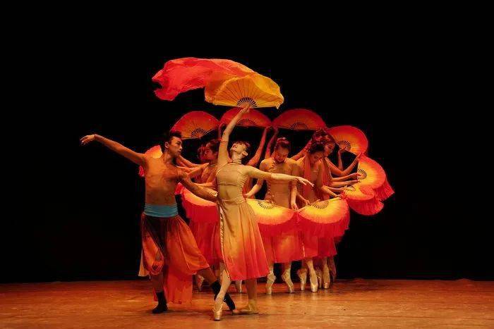 重庆芭蕾舞团《百年红梅颂》亮相哥伦比亚大剧院舞蹈季云展演_中国_芭