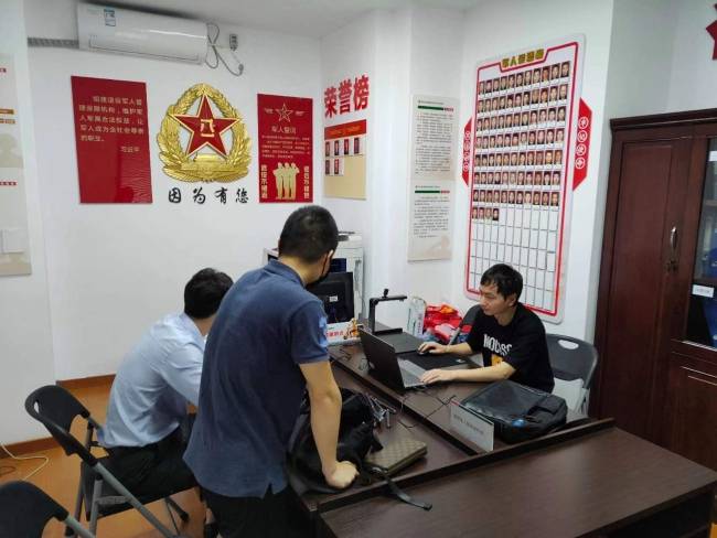 4月26日上午,梧田街道朝霞社区在党群服务中心退伍军人办公室开展为