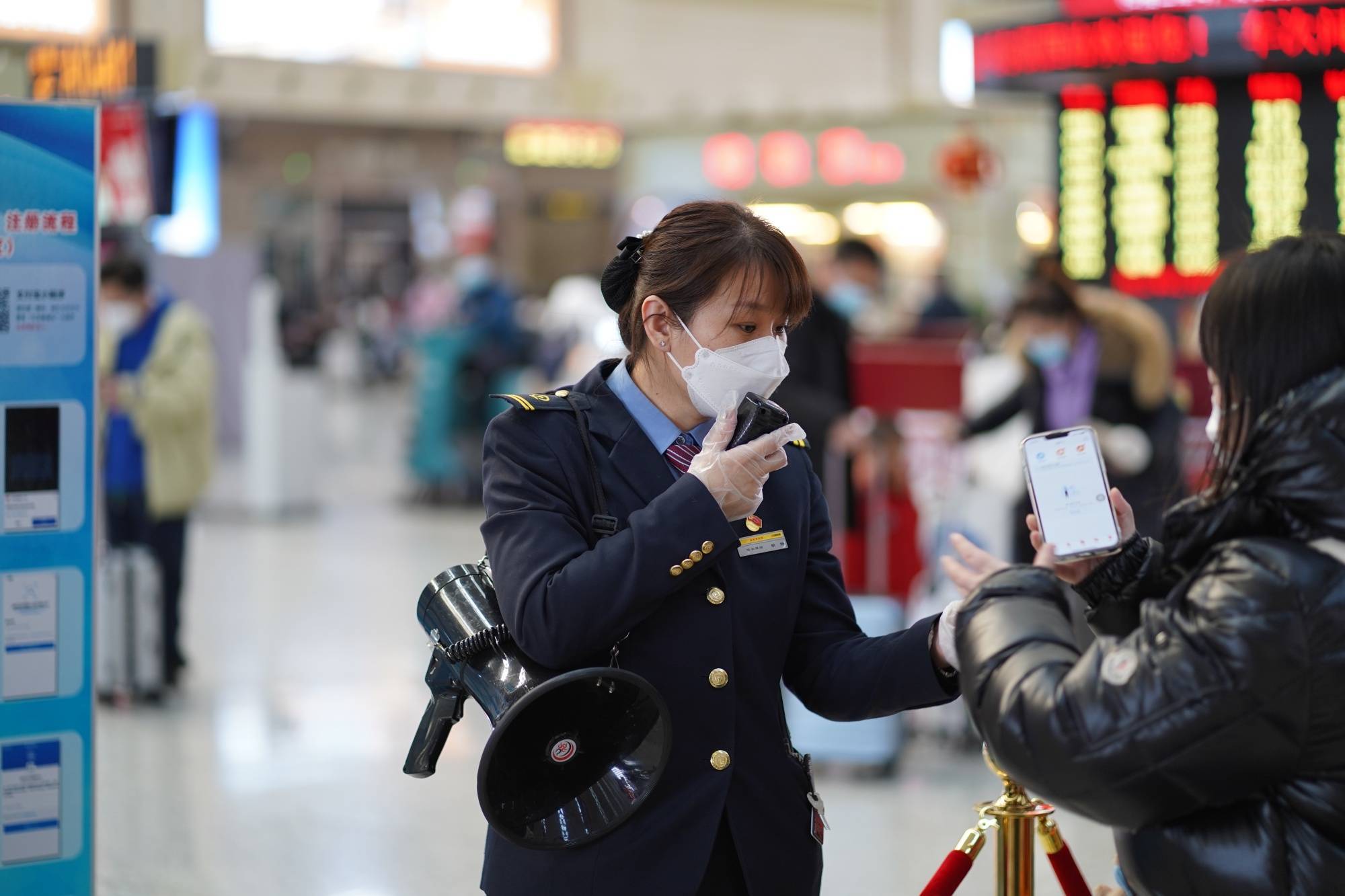 铁路工作人员帮助旅客解决问题(央广网发 哈尔滨铁路局 供图)铁路部门