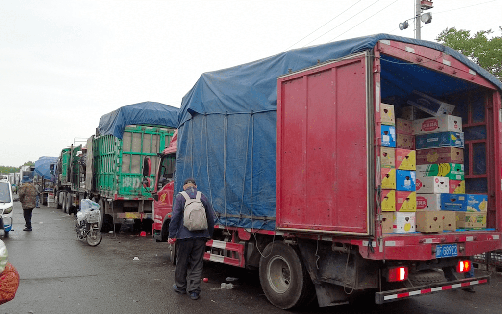 跟隨超市採購員走進北京新發地看到滿載的貨車心裡踏實了