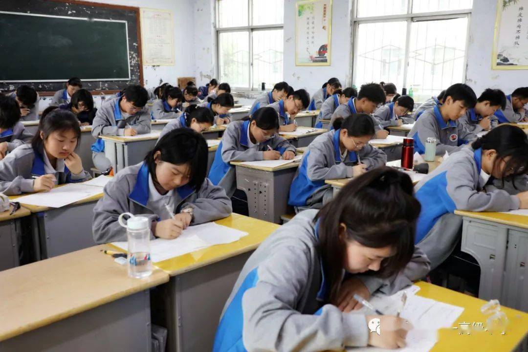 高一高二期中考试看考场上的孩子们答题多认真