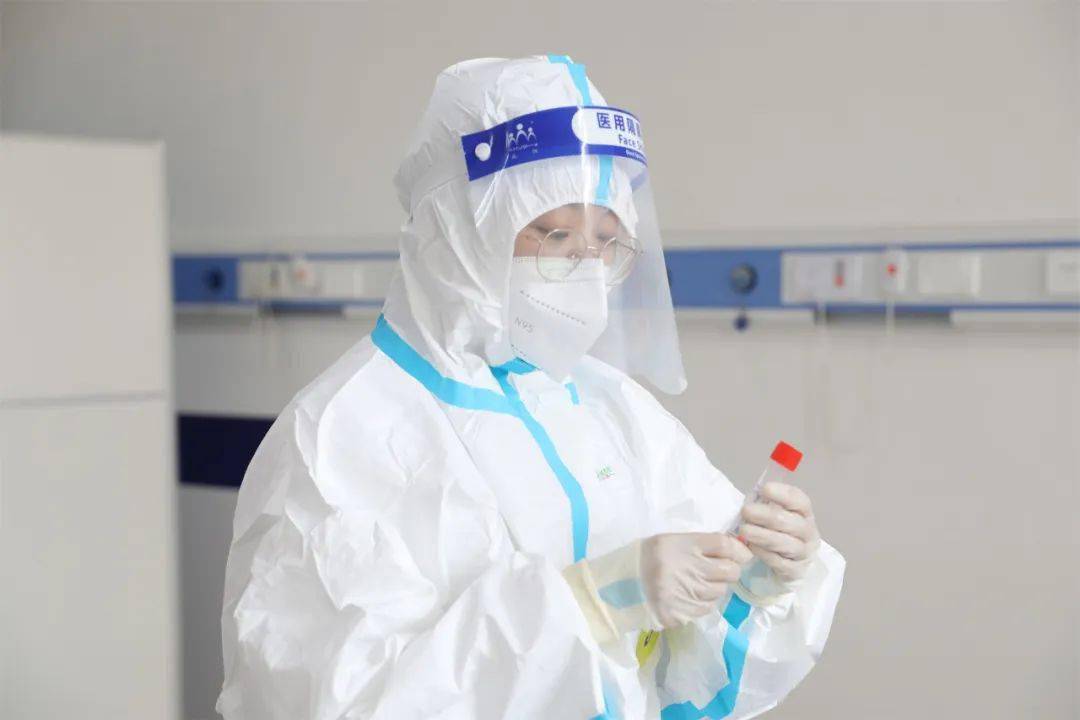 疫无反顾:新区中心医院青年护士穿脱防护服鼻咽拭子标本采集操作