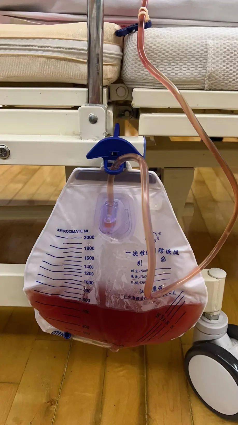 上门护理发现异常,血尿患者获及时治疗_服务_欧阳素_冰姨