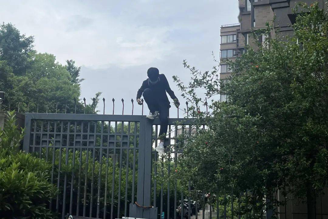 近日,执法队员李伟峰在某小区巡查时,发现了一位小伙子企图翻越围墙"