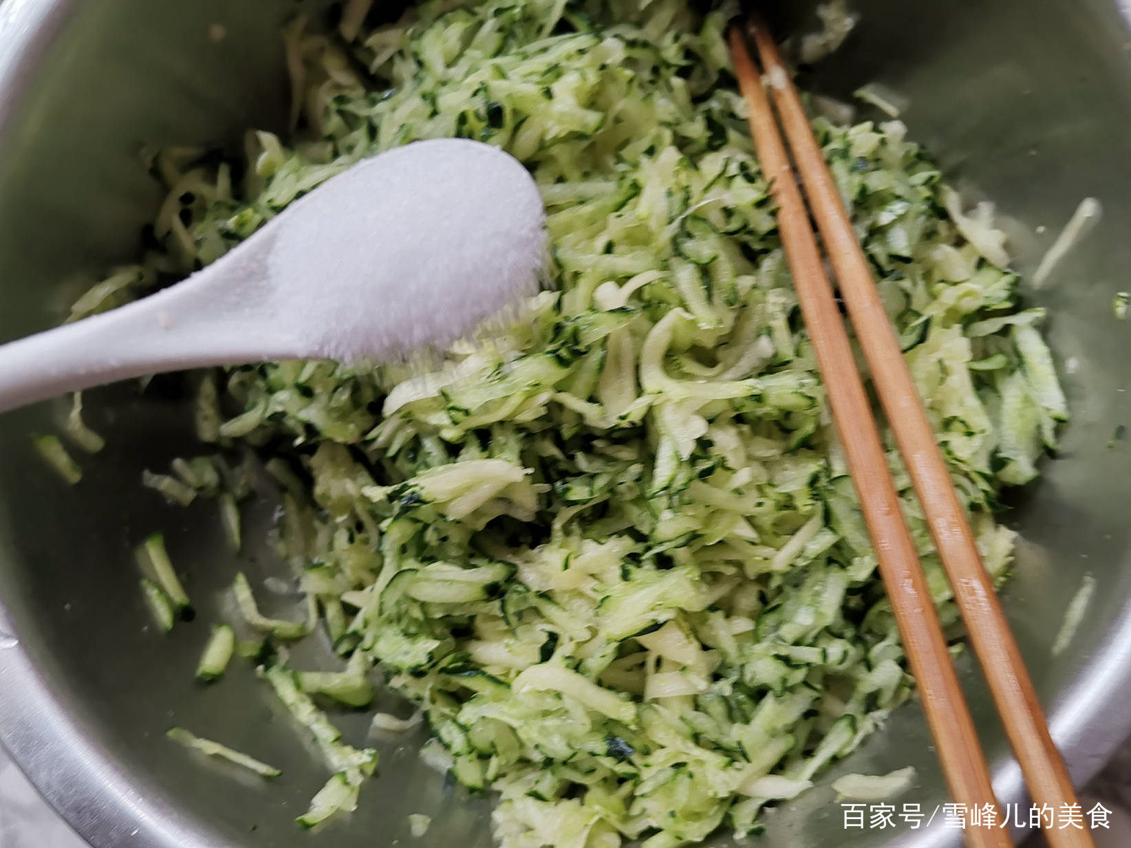 它是减脂瓜适合夏天吃,包饺子清香鲜美又多汁,比肉馅都好吃