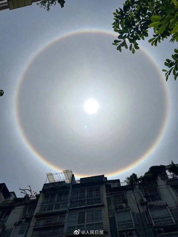 成都上空现超大日晕