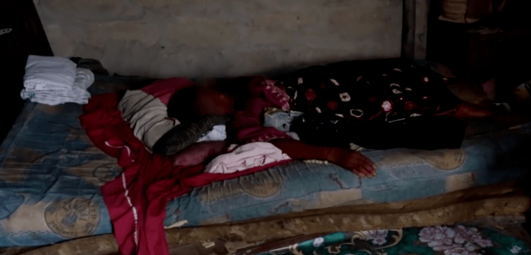 纪录片这样形容死者最后的模样:一张脸,像是挂在骨头上.