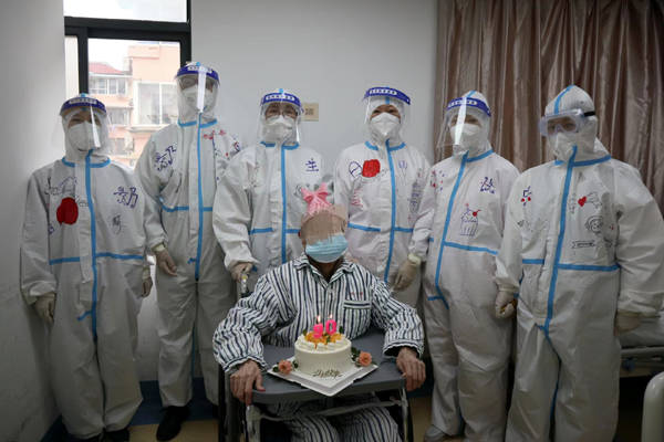 看到"大白"身上的祝寿图文,90岁住院老奶奶笑了_老人_傅怡_生日