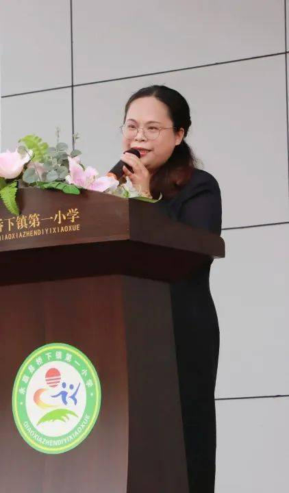 邹小芳校长为开幕式致辞,她以凝练的语言,铿锵的声音表达了对"运动