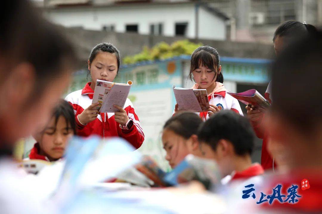 为了满足城乡群众和各乡镇中小学生的阅读需求,丹寨县图书馆利用流动