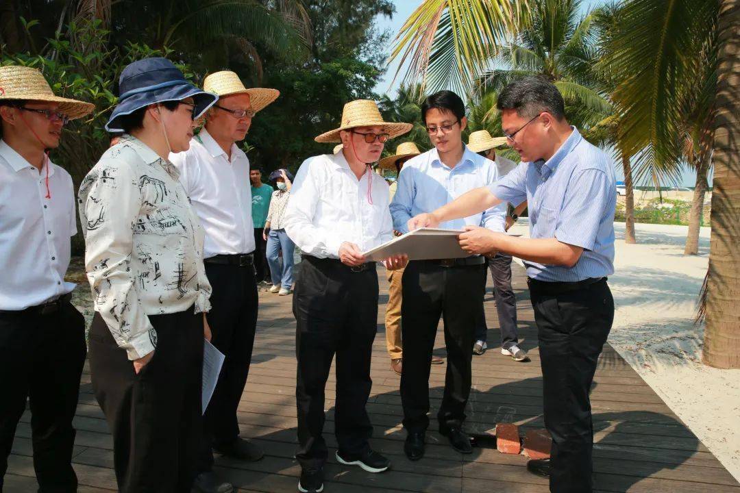 4月28日,省人大常委会环资工委主任叶振兴带领省人大常委会执法检查组