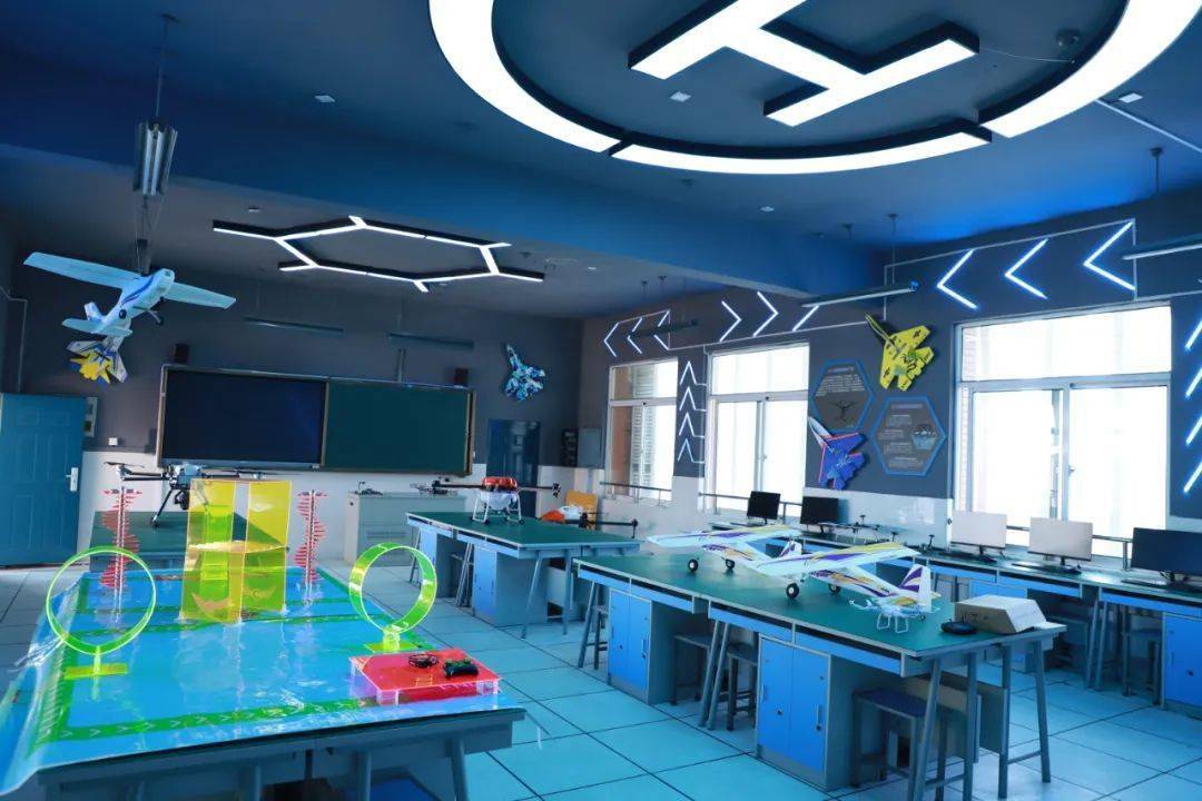 无人机实验室化学实验室计算机教室音乐教室录播教室养身公寓"鹰"路牌