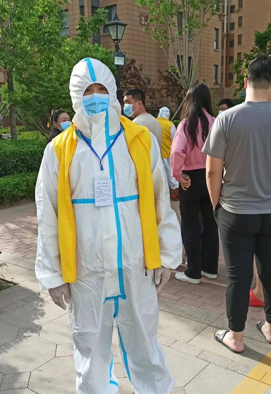 市行政审批局全体干部职工一线战疫显担当