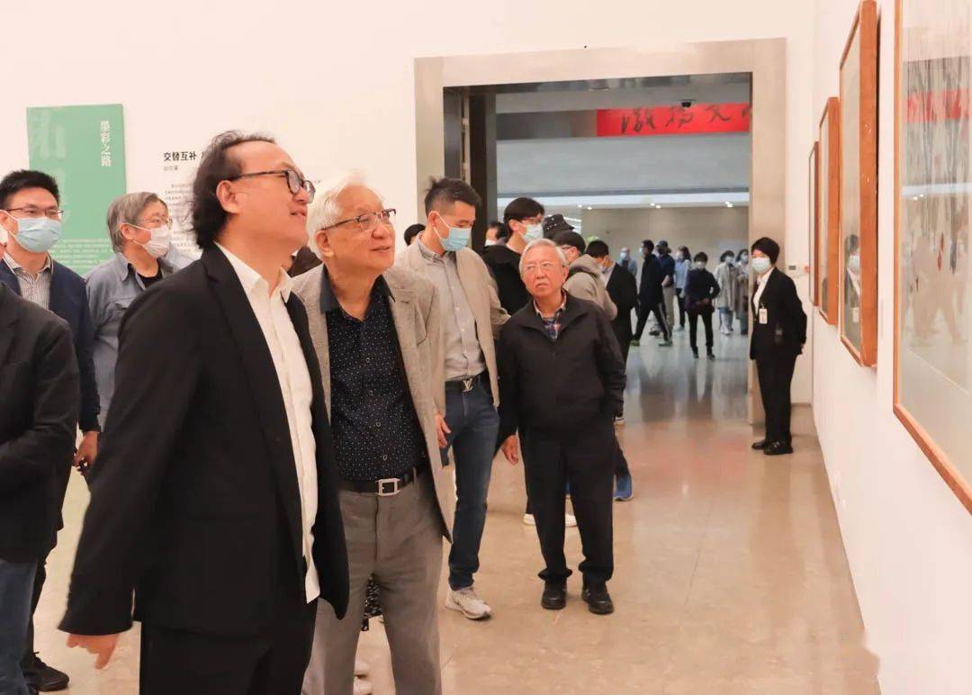 现场视频著名版画家邬继德首次大型回顾展今日启幕100多件作品亮相