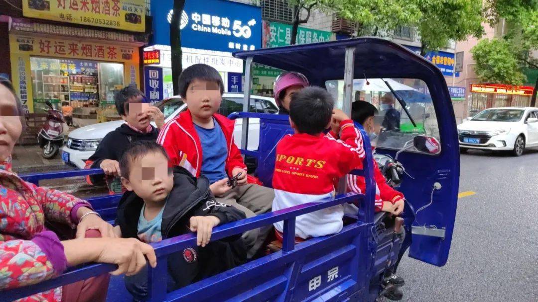 三轮车违法载人摩托车上人从众太危险