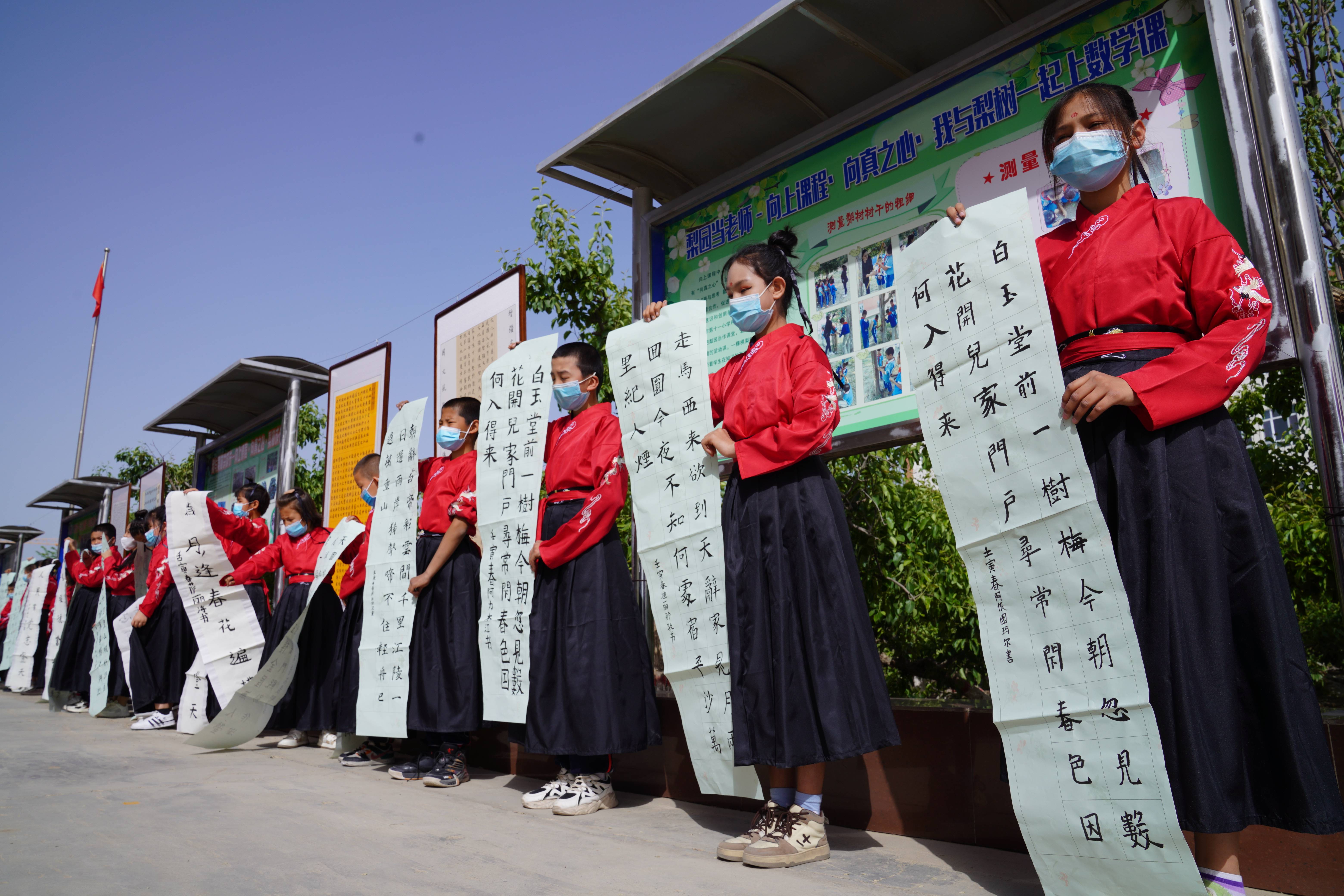 文化润疆库尔勒市教育系统举办第三届梨花杯现场书法临创大赛