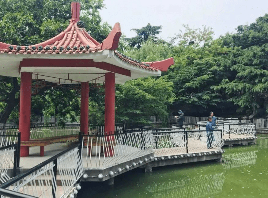 榉林公园位于中山公园东侧的太平山上.太平山原称"会山",海拔150余米.