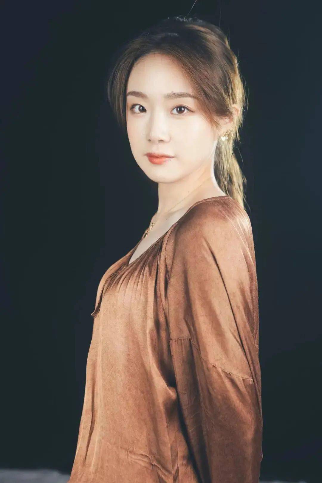 人毕业于上海戏剧学院,工小生,承徐(玉兰)派,先后师从著名演员汪秀月