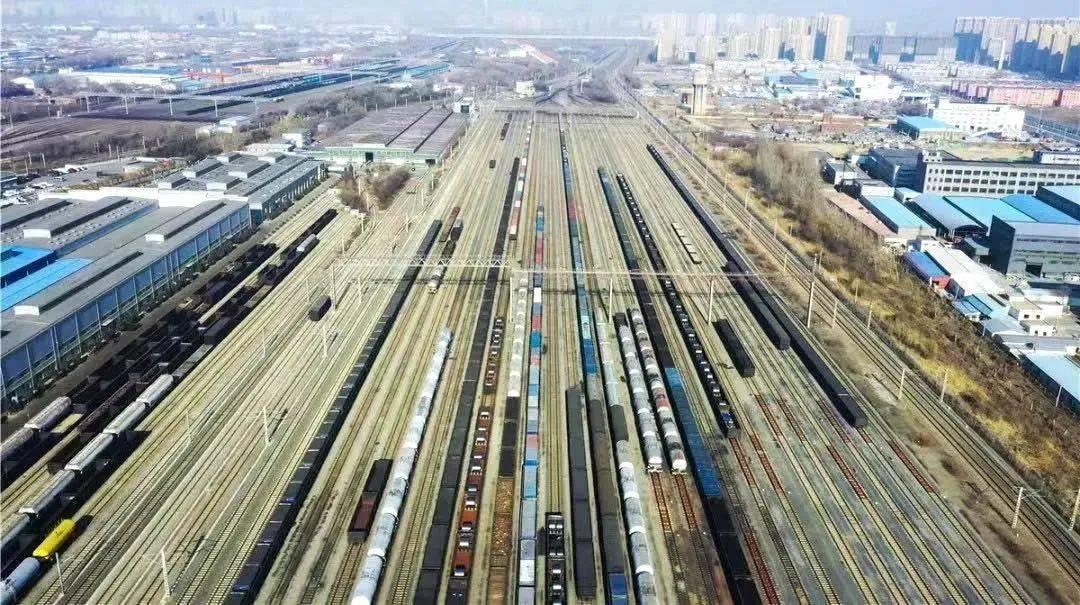 职工,分别进驻鲅鱼圈北站,范屯站和营口港内,与沙鲅铁路公司密切合作