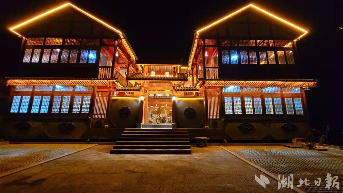 4月29日,兴山县南阳镇落步河村,杨阳创办的"甜蜜食记"正式开业,可容纳