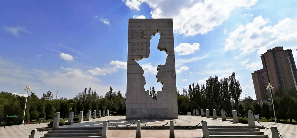 宁夏解放纪念碑031991年,为了纪念三烈士英勇就义五十周年,中共银川