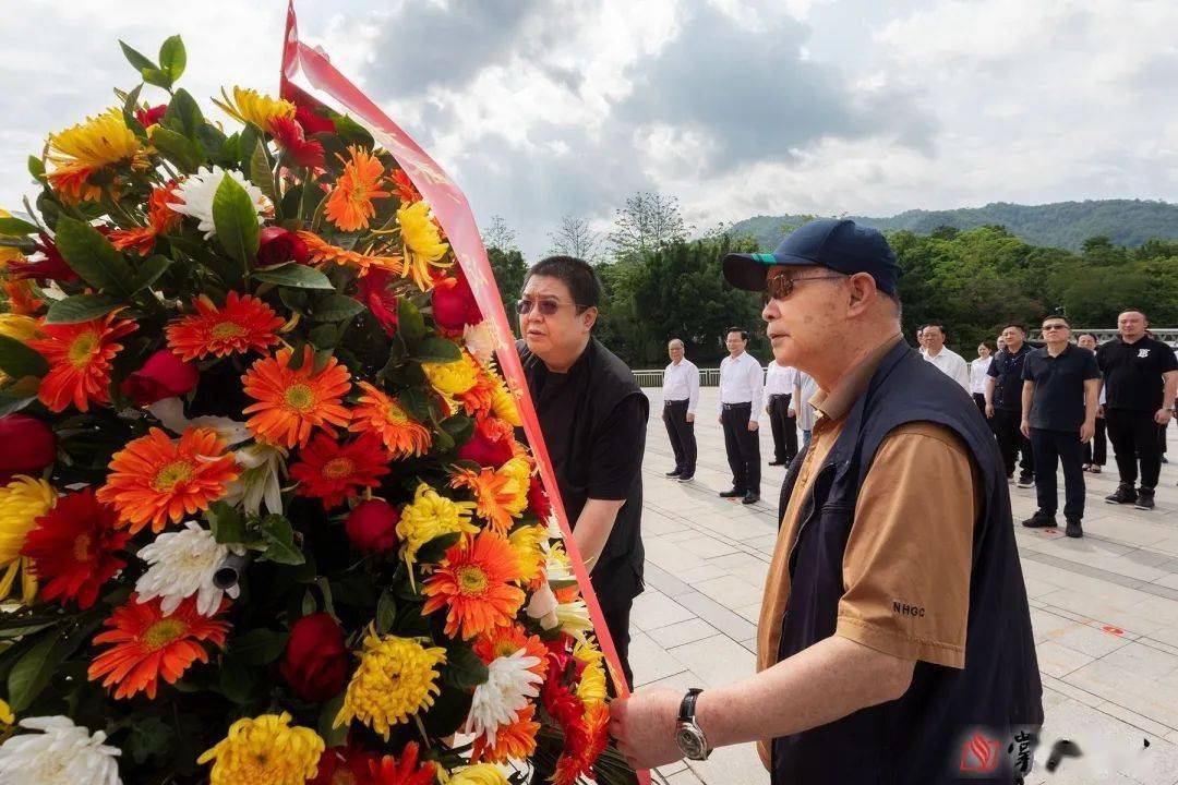 叶新福,叶弘毅代表叶剑英同志家属向叶剑英铜像敬献花篮.