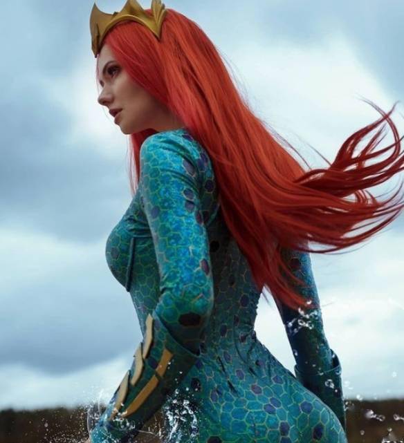 俄罗斯正妹生化4艾达王cos高衩红礼服惊艳亮相