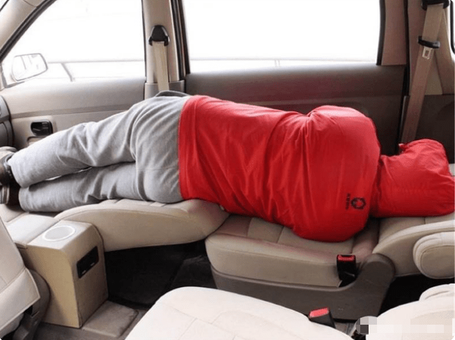 将汽车后座放倒人躺在上面睡觉违法吗来看下交警是怎么说的