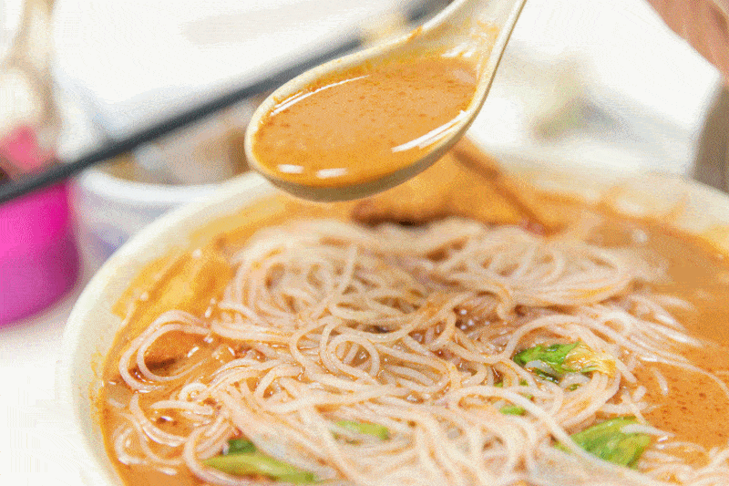 四周的嗦粉声停不下来,米粉脆甜爽口,带着浓郁的沙茶香在舌尖打转.