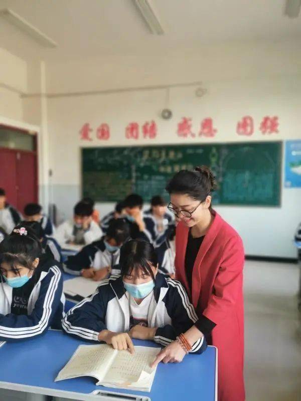 她及时联系后方学校协助阿克苏技师学院建设模特走秀实训室,扎实推进