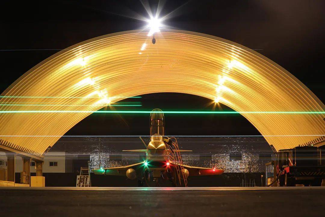 夜鹰出击空军航空兵开展夜间飞行训练