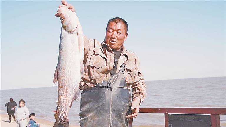 兴凯湖开湖啦首网头鱼是条10斤大白鱼