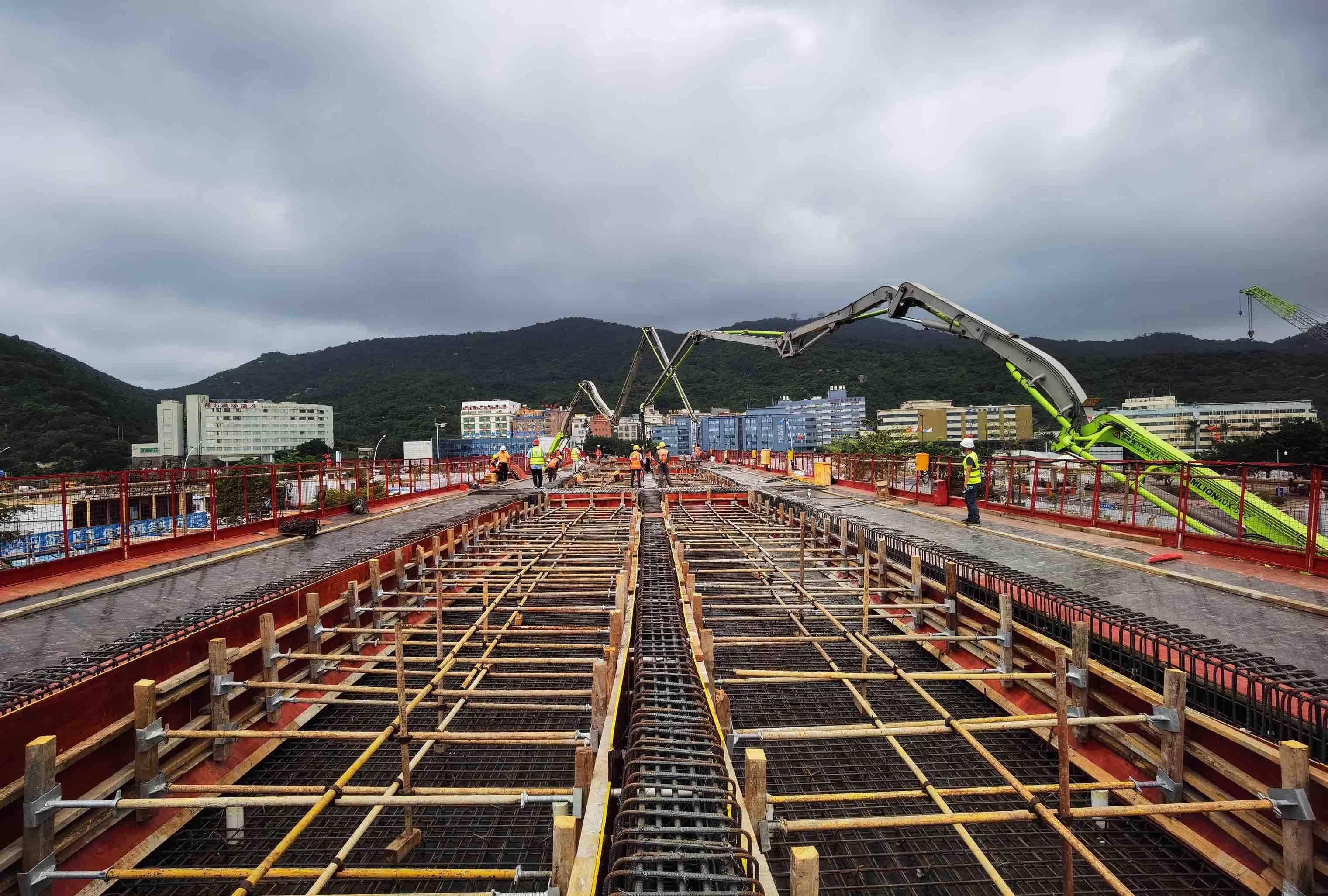 珠海机场综合交通枢纽项目高架桥工程首联现浇箱梁顺利浇筑完成_建设
