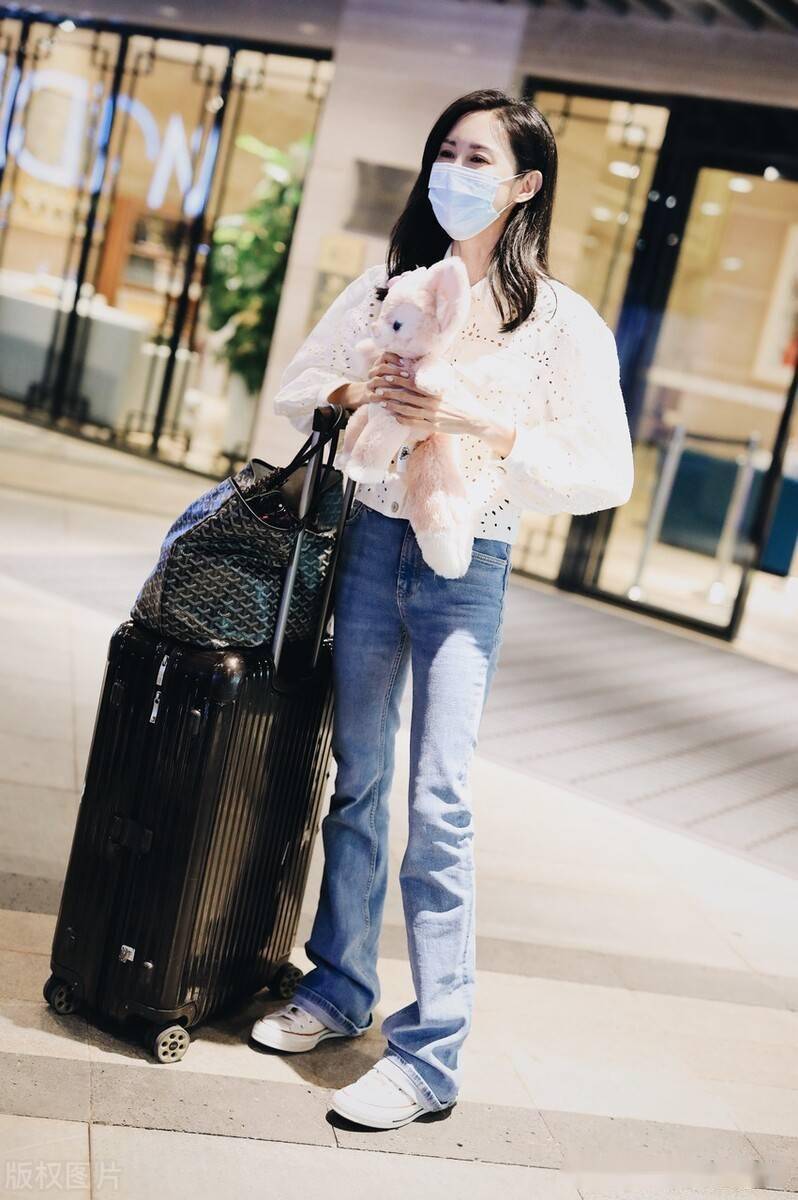 街拍朱洁静白色镂空上衣蓝色牛仔裤文静优雅