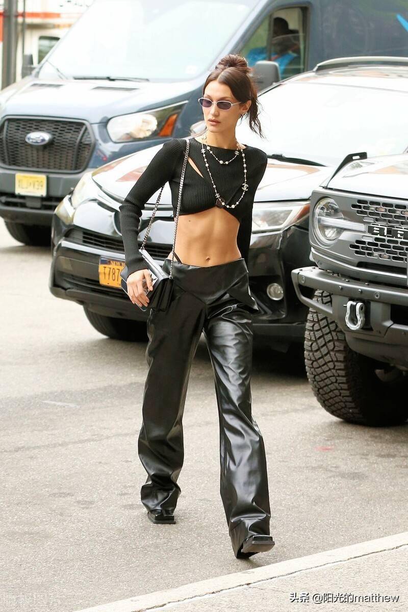 街拍贝拉哈迪德露腰黑色上衣黑色皮裤又美又酷