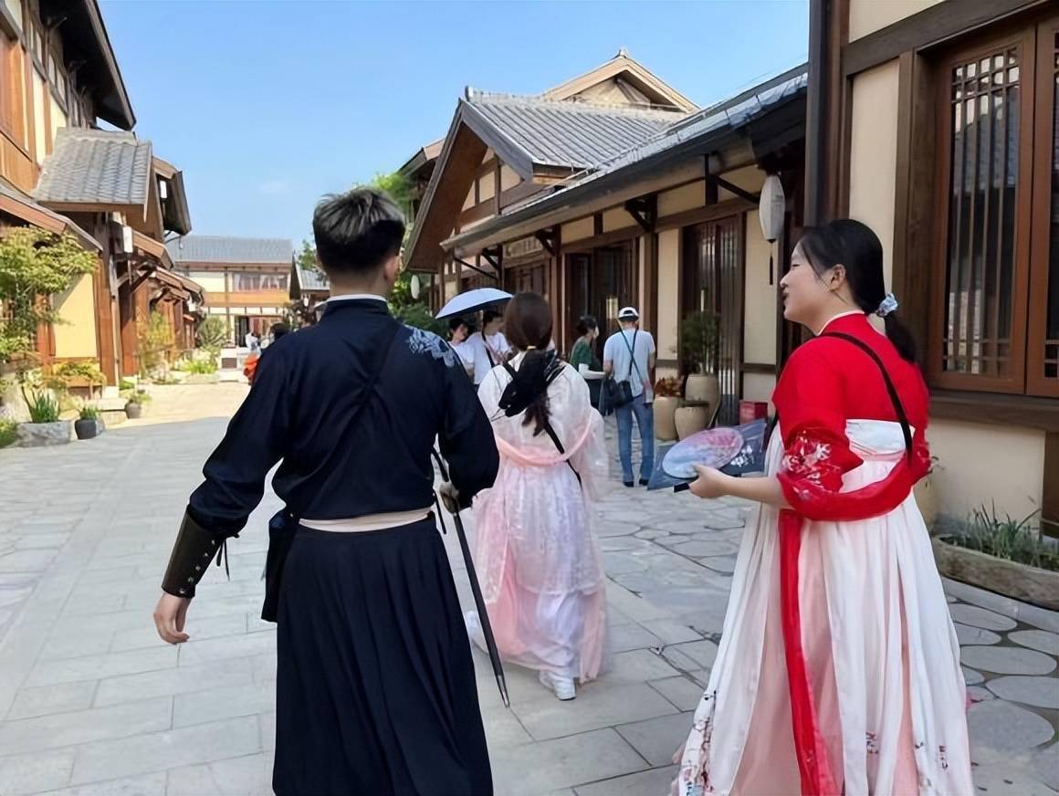 景区内定制古装剧本杀活动.