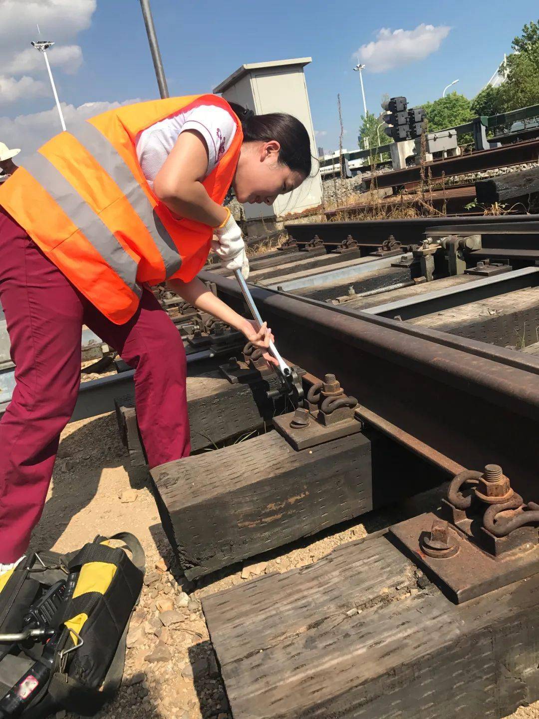 她不惧烈日晒伤脸颊,满手的伤口练习手摇道岔也未曾让她懈怠一分一毫