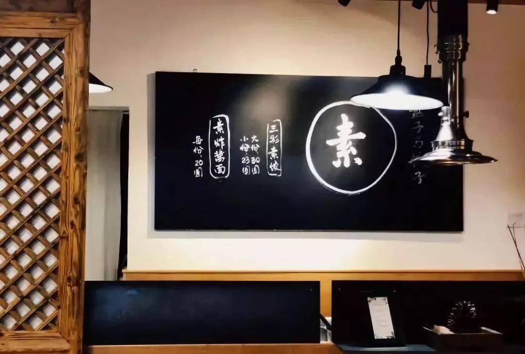 她开了一家素食店仅15㎡没有员工只有2道菜却美好到连央视也来探店