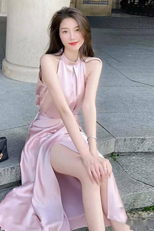 丽人行:貌美模特,优雅坐姿